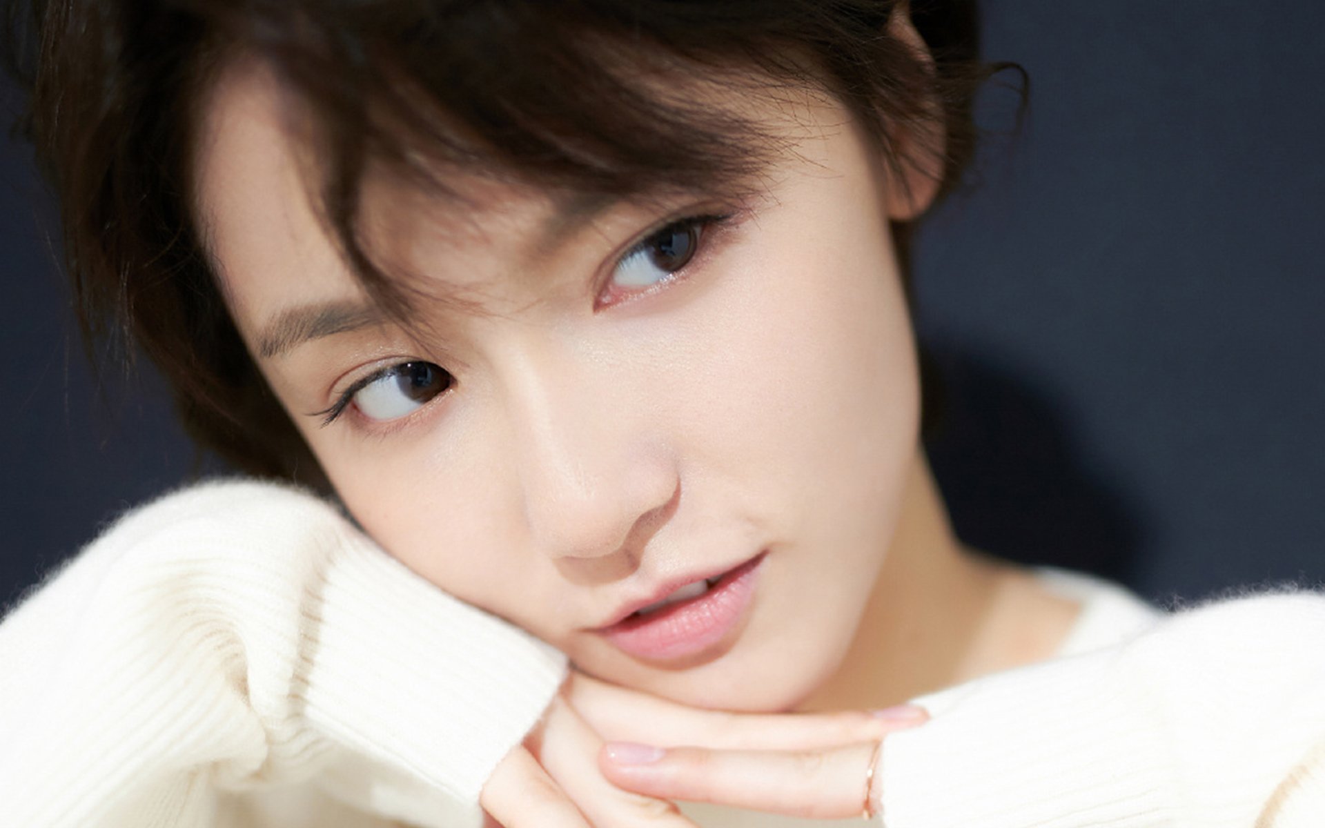 开云官网-_温暖瞬间：运动员赛后帮助对手站起来_，运动员受伤后继续比赛的精神